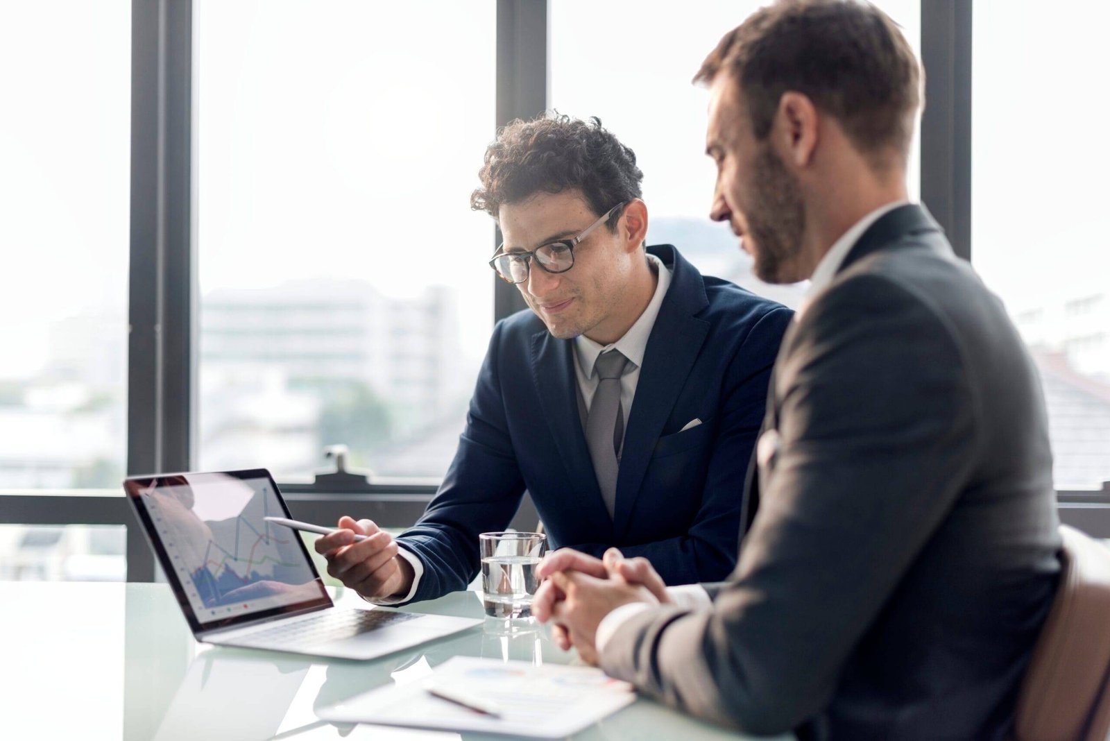 Representante de Ventas Tech en reunión con CEO, creando estrategias de ventas