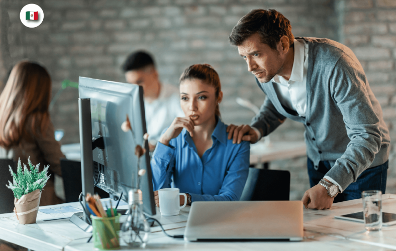 dos desarrolladores TI trabajando en un proyecto Líder acompañando a desarrolladora en proyecto de software, buen ambiente de trabajo colabora con la retención y fidelización del talento TI